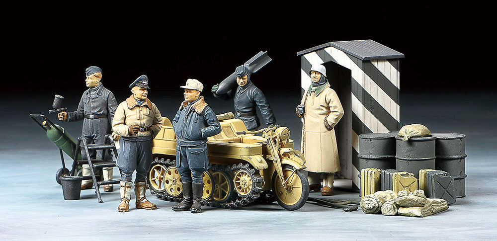 German Luftwaffe Crew w/ Kettenrad
